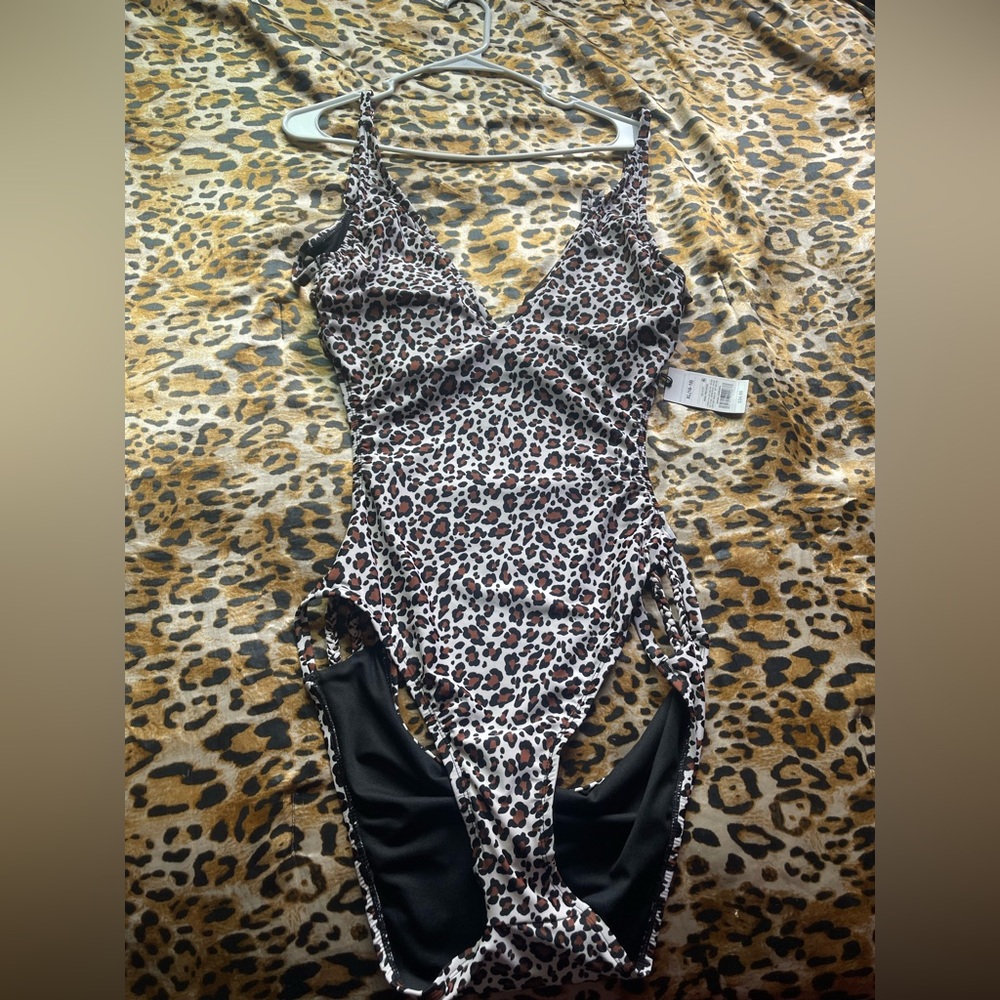 Shade & Shore cheetah One Piece Swimsuit with V-Line and low coverage!